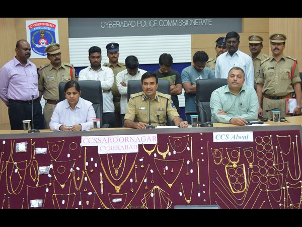 మెడలో గొలుసులను...