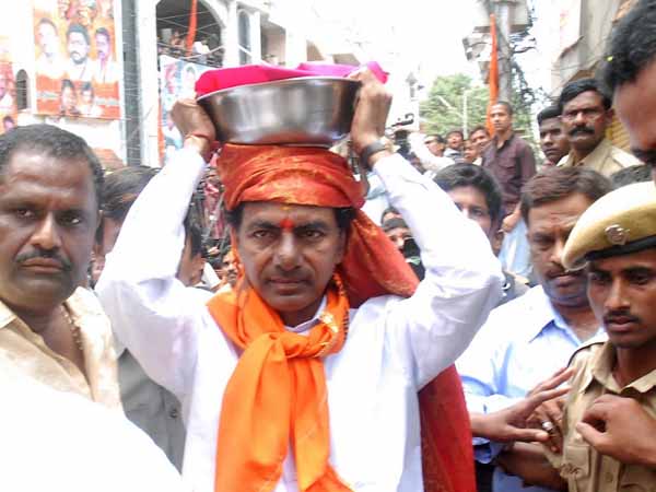 KCR offers prayers at Lal Darwaja temple KCR offers prayers at Lal Darwaja temple