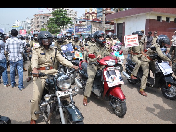 రోడ్డు భద్రత వారోత్సవాలు