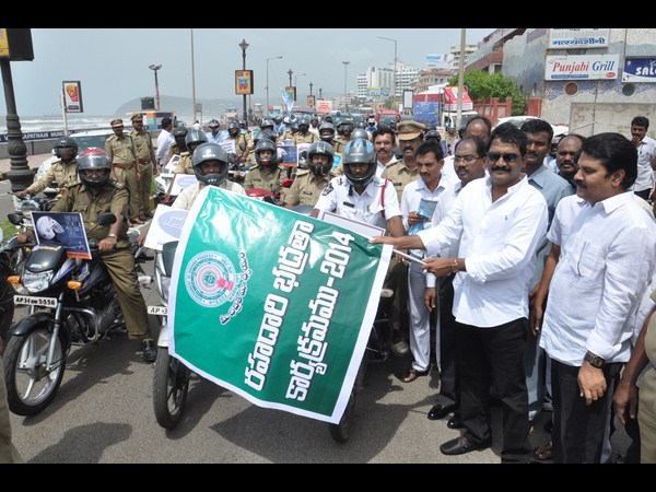 రోడ్డు భద్రత వారోత్సవాలు