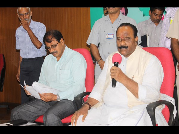 చెక్కుల పంపిణీ