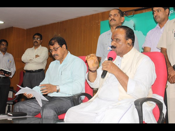చెక్కుల పంపిణీ