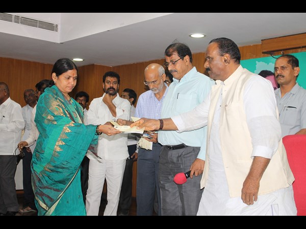 చెక్కుల పంపిణీ