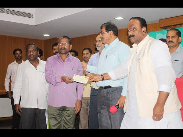 చెక్కుల పంపిణీ