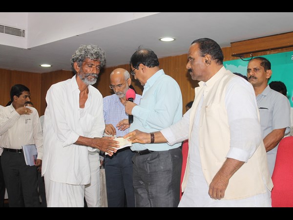 చెక్కుల పంపిణీ