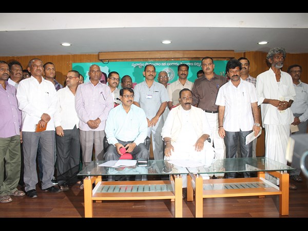 చెక్కుల పంపిణీ