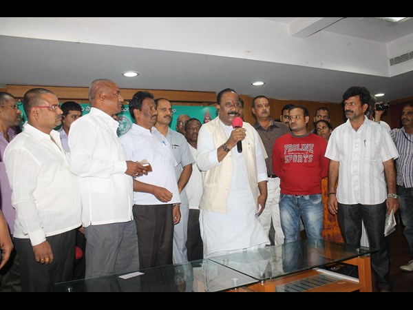 చెక్కుల పంపిణీ