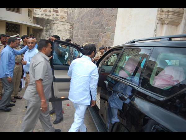 గౌరవ వందనం ఇక్కడ...