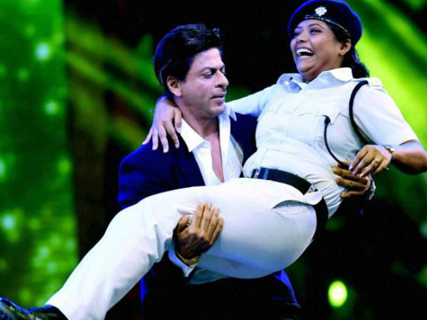 Controversy erupts over Shahrukh Khan dancing with woman cop in uniform Controversy erupts over Shahrukh Khan dancing with woman cop in uniform