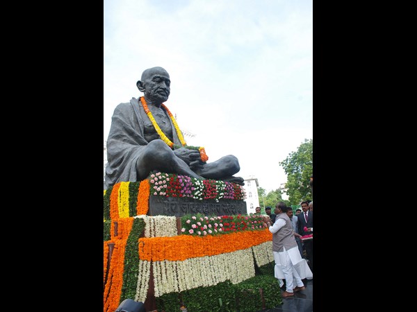 మహ్మాత్మునికి నివాళి