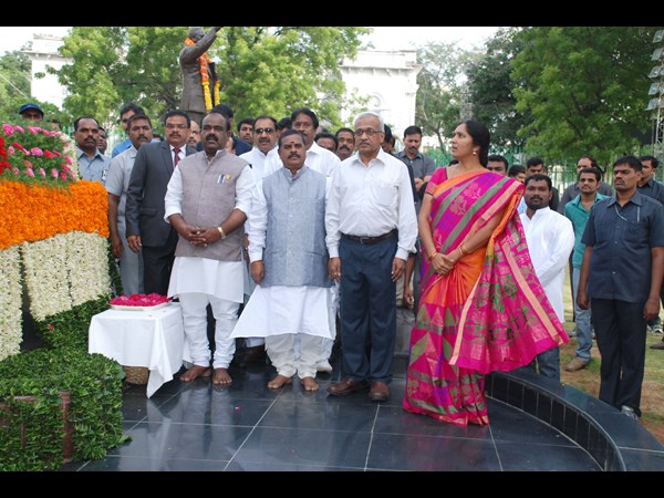 మహాత్మునికి నివాళి