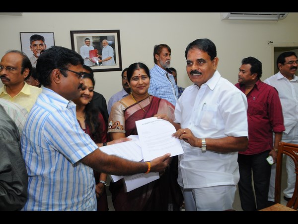భేటీలో వీరు..