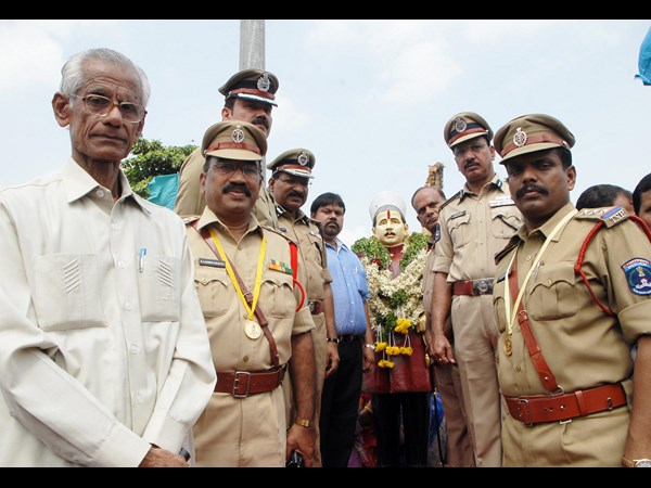 మహేందర్ రెడ్డి నివాళి