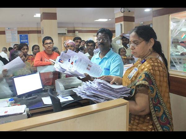 జన ఖాతా కోసం బారులు తీరిన జనం