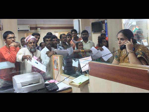 జన ఖాతా కోసం బారులు తీరిన జనం
