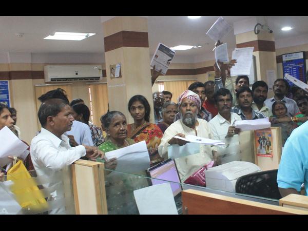 జన ఖాతా కోసం బారులు తీరిన జనం