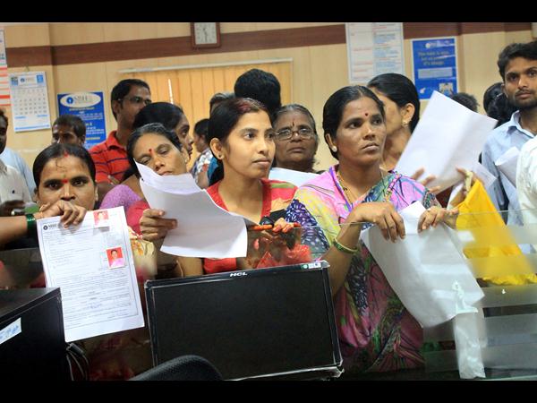 జన ఖాతా కోసం బారులు తీరిన జనం