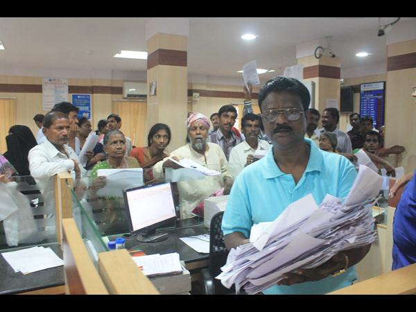 జన ఖాతా కోసం బారులు తీరిన జనం