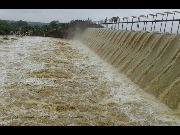 పోటెత్తిన మూసీ