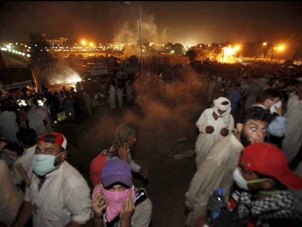Pakistani protesters break into PTV headquarters Pakistani protesters break into PTV headquarters