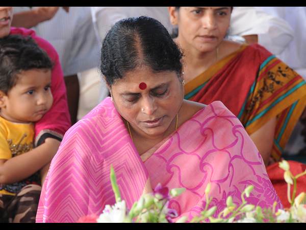 విషణ్నవదనురాలై విజయమ్మ..