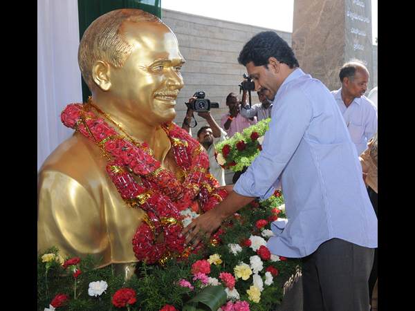 వైయస్ విగ్రహానికి పూలమాల