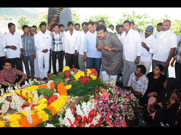 నాయకుల నివాళి