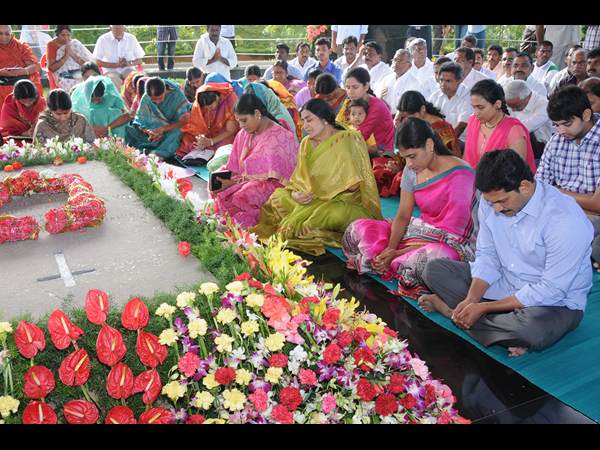 జగన్ కుటుంబ సభ్యులు ఇలా....