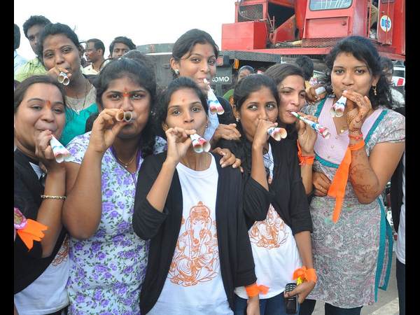 పీకలు ఊదుతూ సందడి