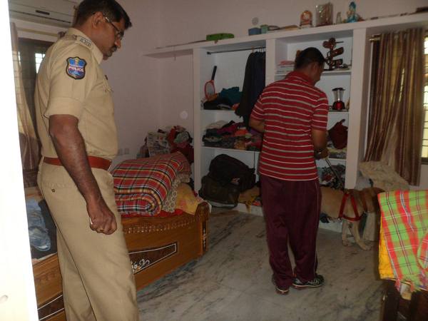 కత్తులతో బెదిరించి చోరీ