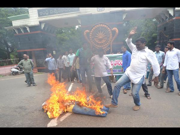 బాబుకు రాజధాని సెగ
