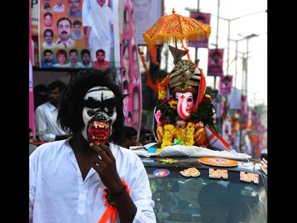 విచిత్రమైన ముఖాలతో...