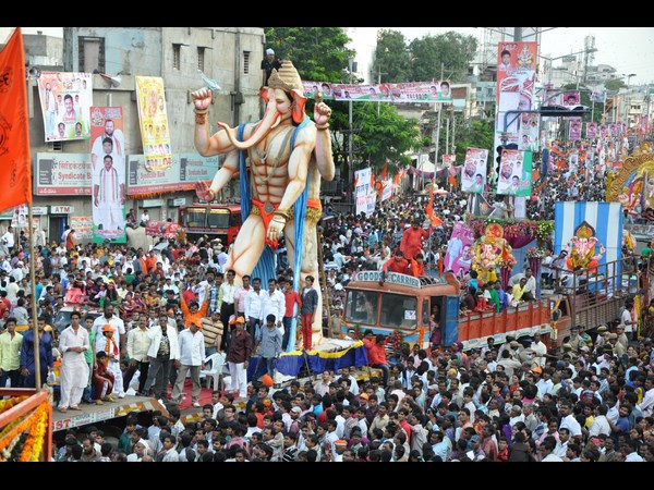 నిమజ్జనం వేగం...