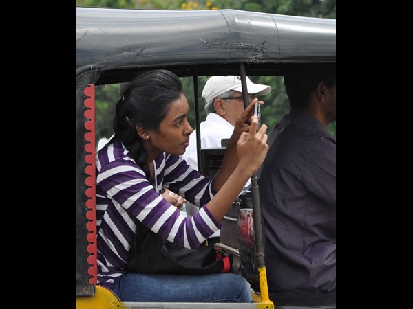సెల్ఫోన్లో బంధిస్తున్న యువతి