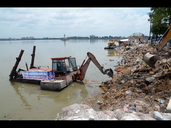 ట్యాంక్ బండ్ వద్ద క్లీనింగ్ కార్యక్రమంలో జీహెచ్ఎమ్సీ అధికారులు