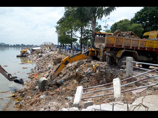 ట్యాంక్ బండ్ వద్ద క్లీనింగ్ కార్యక్రమంలో జీహెచ్ఎమ్సీ అధికారులు