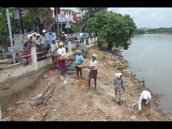 ట్యాంక్ బండ్ వద్ద క్లీనింగ్ కార్యక్రమంలో జీహెచ్ఎమ్సీ అధికారులు