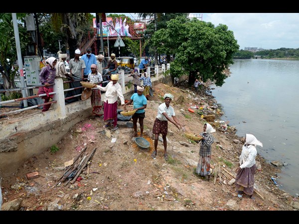 ట్యాంక్ బండ్ వద్ద క్లీనింగ్ కార్యక్రమంలో జీహెచ్ఎమ్సీ అధికారులు