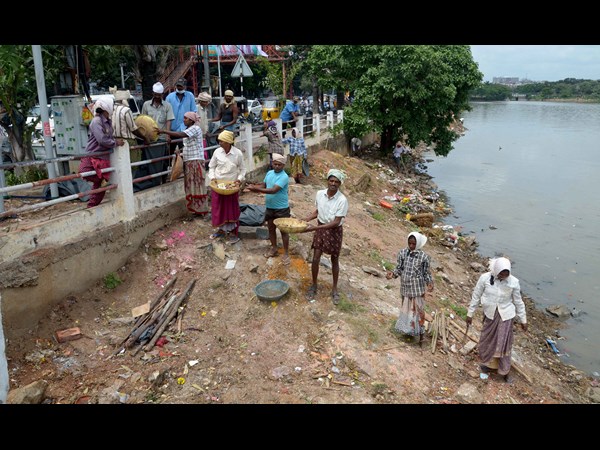 ట్యాంక్ బండ్ వద్ద క్లీనింగ్ కార్యక్రమంలో జీహెచ్ఎమ్సీ అధికారులు