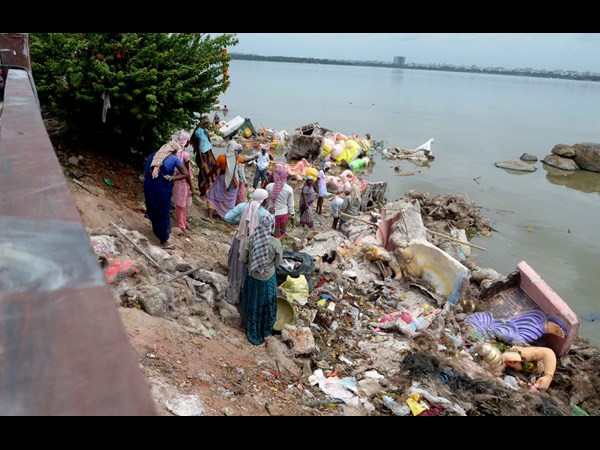 ట్యాంక్ బండ్ వద్ద క్లీనింగ్ కార్యక్రమంలో జీహెచ్ఎమ్సీ అధికారులు