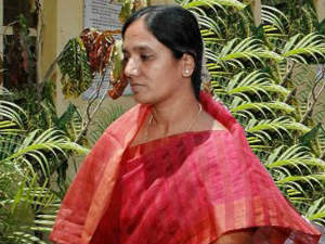 MLA drives Paritala Sunitha's car MLA drives Paritala Sunitha's car