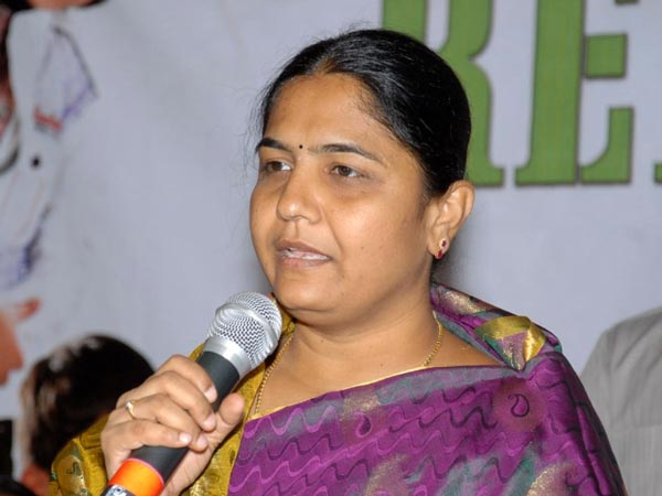 Sunitha Laxma Reddy alleges KCR insults everyone Sunitha Laxma Reddy alleges KCR insults everyone
