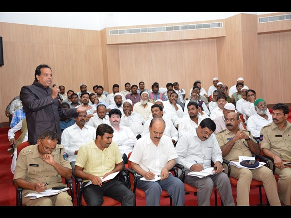 హిందూ, ముస్లిం మత పెద్దలతో కమీషనర్ సివి. ఆనంద్