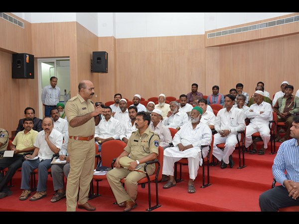 హిందూ, ముస్లిం మత పెద్దలతో కమీషనర్ సివి. ఆనంద్