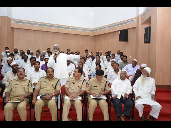 హిందూ, ముస్లిం మత పెద్దలతో కమీషనర్ సివి. ఆనంద్
