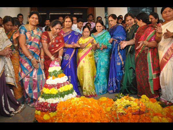చేతులు కలిపారు...