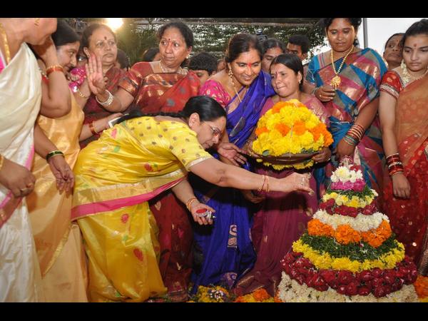 కుంకుమ తీర్చిదిద్దుతూ..