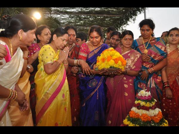 బతుకమ్మతో పద్మా దేవేందర్..