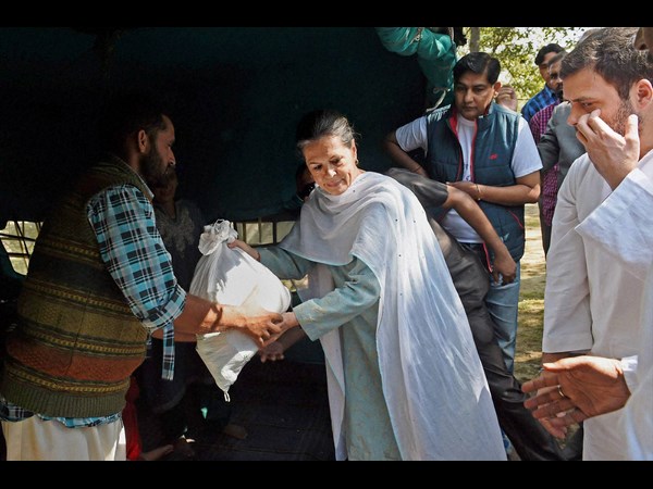 వరద బాధితులను పరామర్శించిన సోనియా, రాహుల్