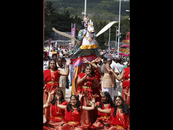 యువతుల నృత్యాలు